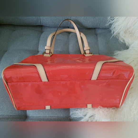 Authentic Coach coral patent leather embossed tote bag - Picture 2 of 3